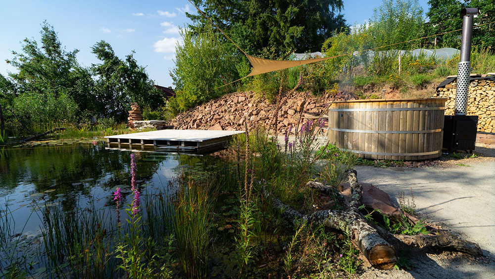 Schwimmteich mit Holzdeck