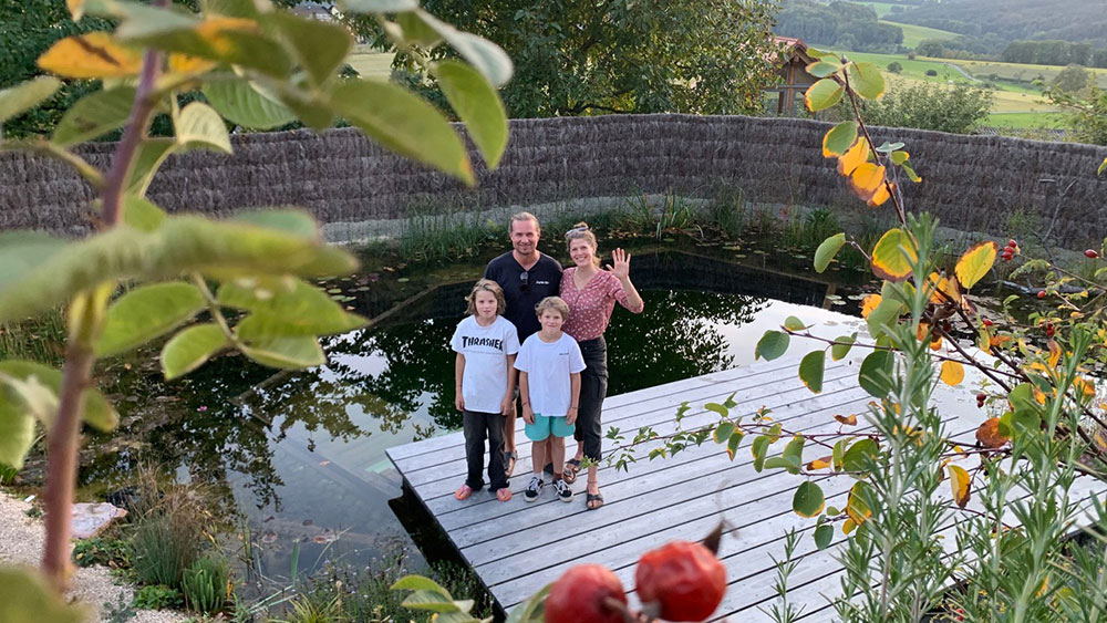 Ferienhaus Eickhoff am Schwimmteich – Gastgeber & Garten